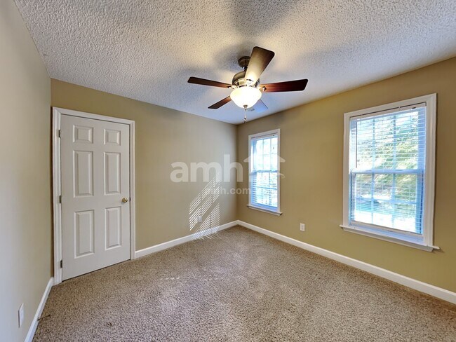 Building Photo - 1105 Stonewater Dr