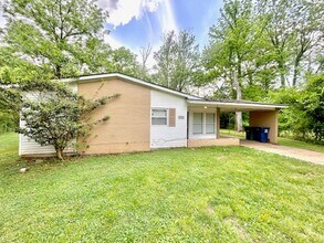 Building Photo - Newly Renovated 3 Bedroom Home!