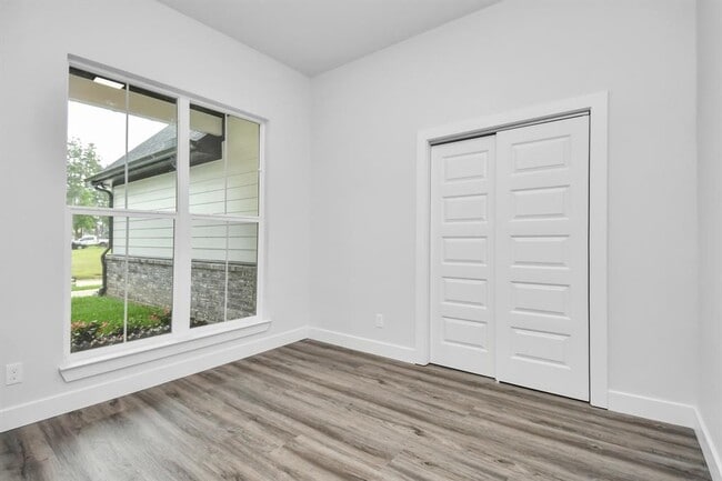 Building Photo - 12163 La Salle River Rd