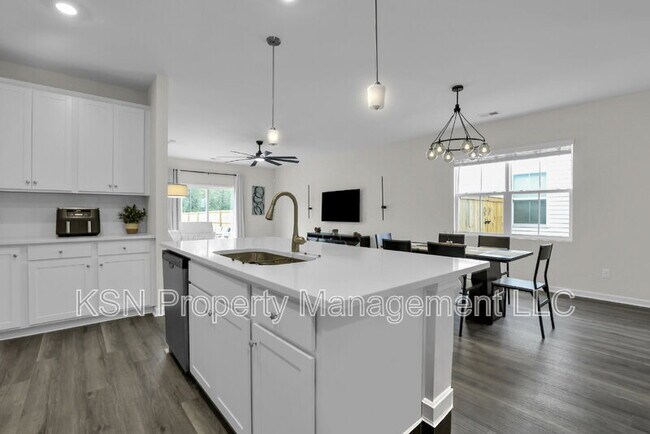 Building Photo - 107 Firefly Cir