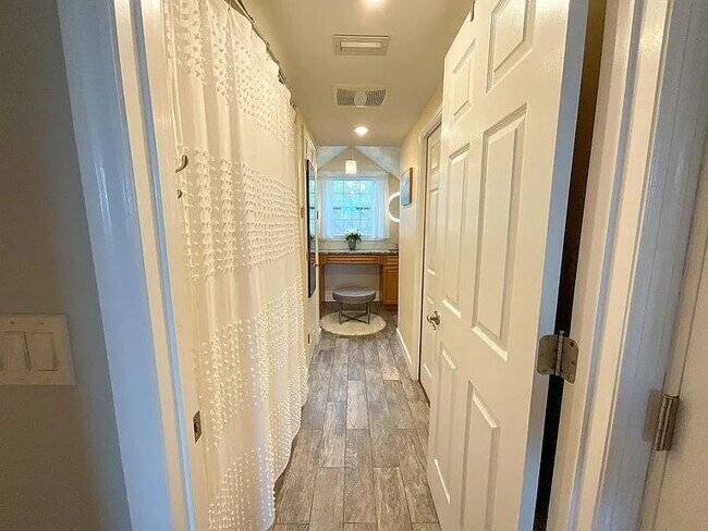 Building Photo - Fully Furnished Downtown St. Pete Craftsman | Walk to Hospitals & Waterfront