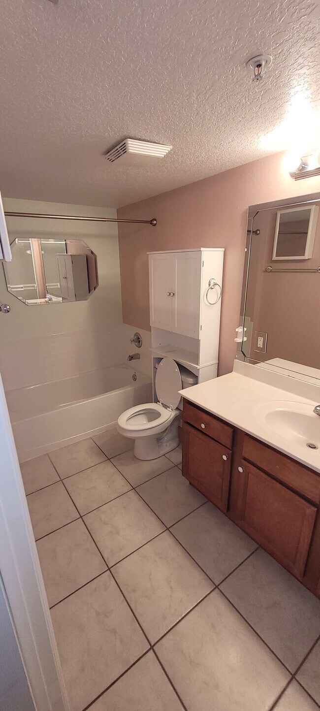Building Photo - 1150 Carmel Cir