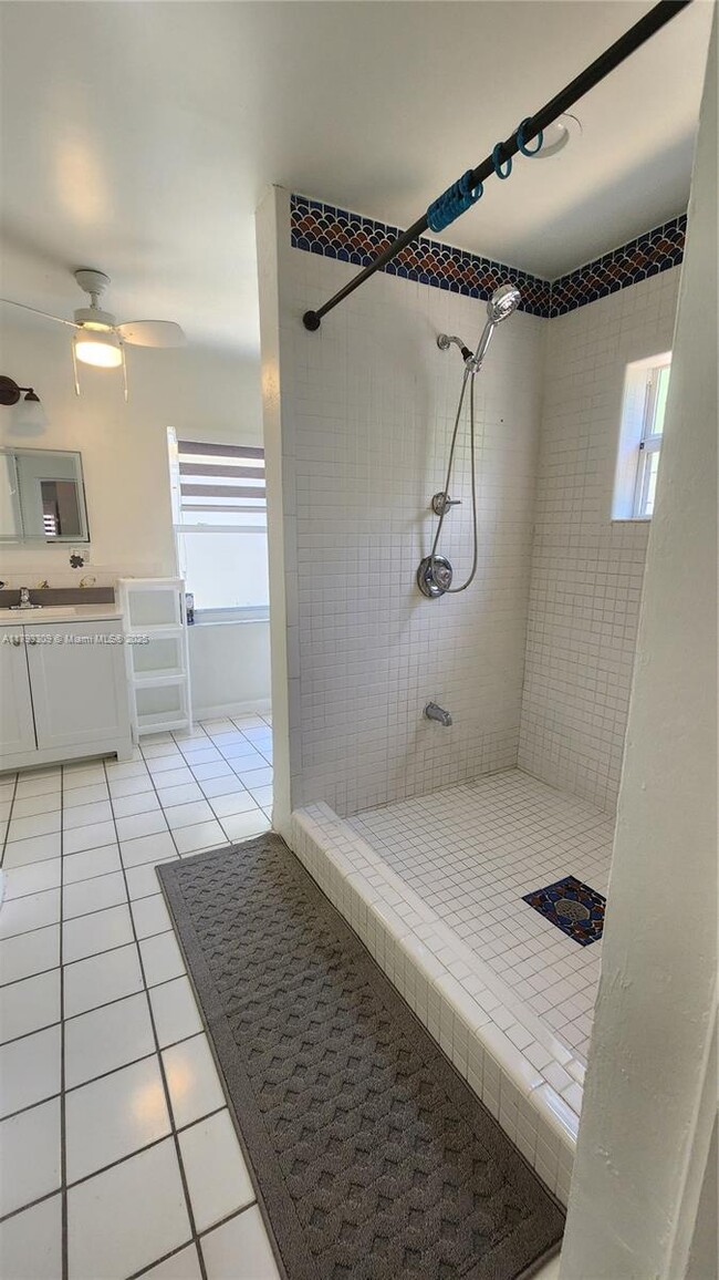 Building Photo - 9740 Colonial Dr