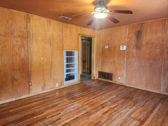 Building Photo - 3 bed, 1 bath home