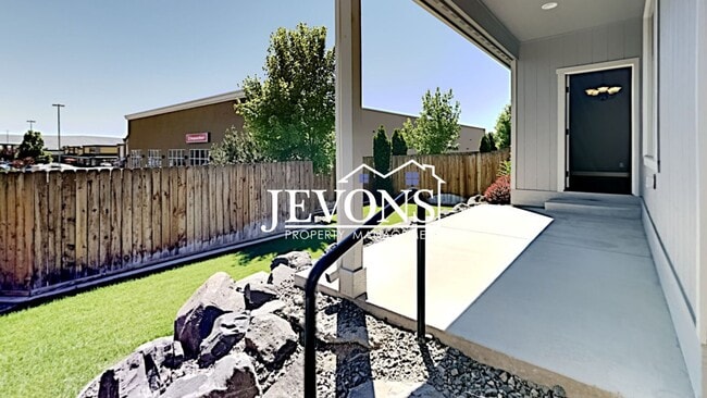 Building Photo - Spacious duplex with master bedroom, backy...