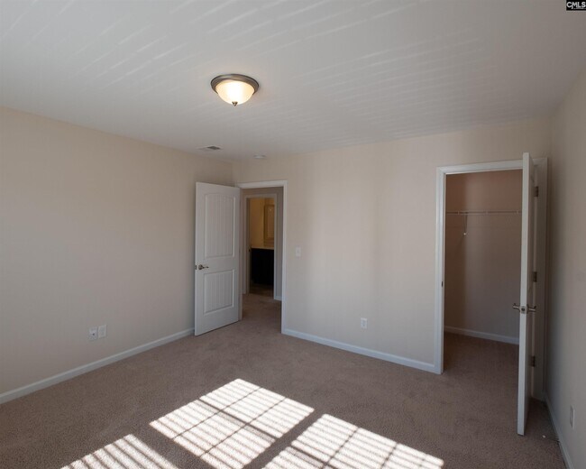 Building Photo - 945 Bergenfield Ln