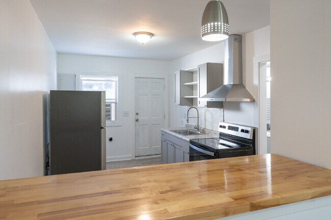 Building Photo - Updated 2 Bed 1 Bath in The Nations