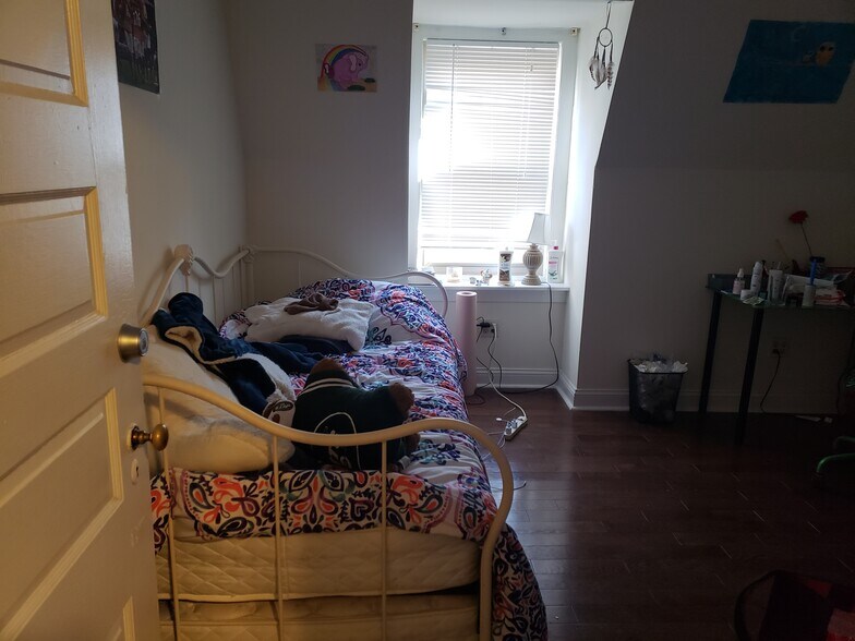 rear bedroom - 4228 Spruce St