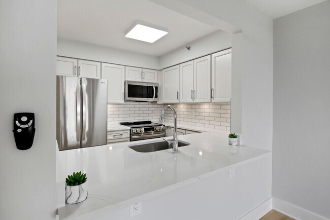 Building Photo - 1 Bed 1 Bath - Rockville Condo - Completel...