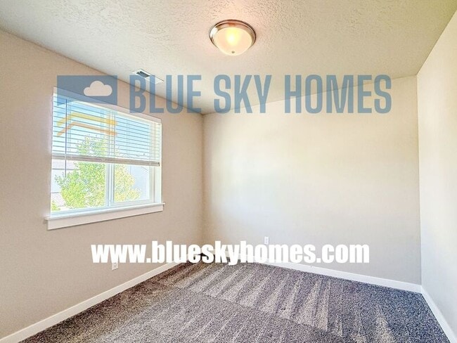 Building Photo - 4112 E Blueberry St