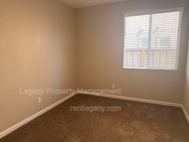 Building Photo - 4711 Summerset Dr