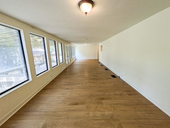 Building Photo - 1417 Central Dr
