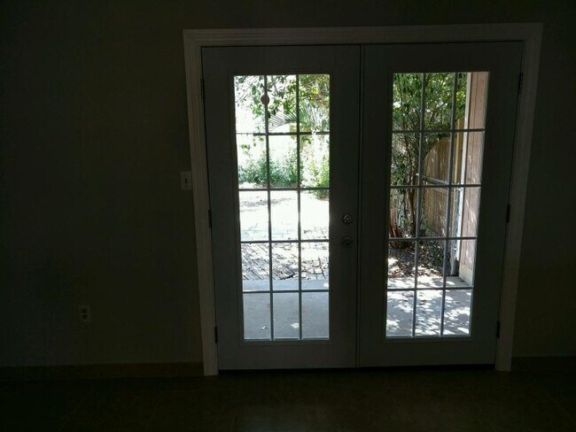 Building Photo - 640 Sandalwood Dr