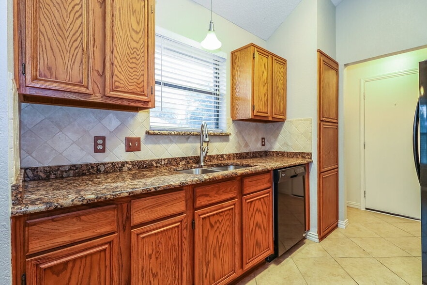 Building Photo - 641 Ozark Ave