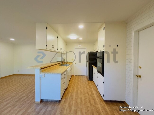 Building Photo - 500 Malaga Way