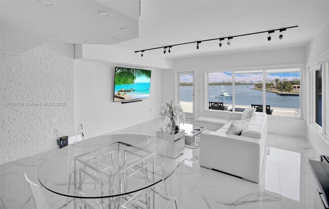 Primary Photo - 286 Bal Bay Dr