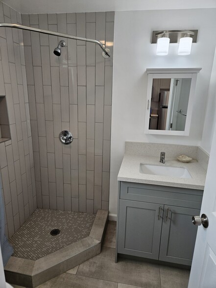 Building Photo - 3172 1/2 Farnsworth Ave