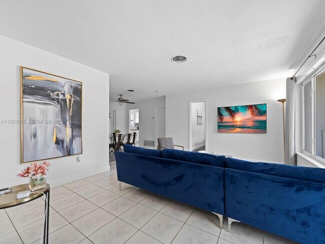 Building Photo - 560 NE 161st St