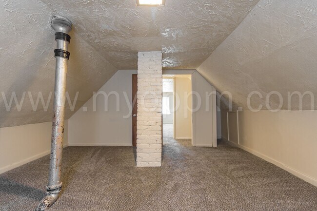 Building Photo - Available Now! | Bright 4 Bedroom / 2 Bathroom Home | 13th & Martha