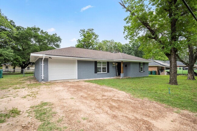Primary Photo - 1418 N Roberson St