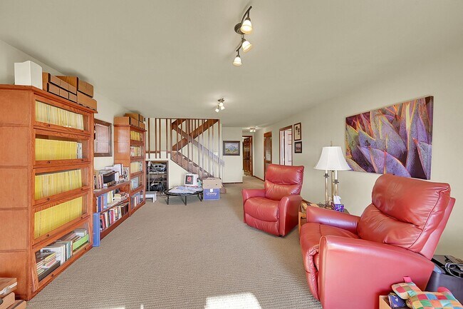 Building Photo - Backs to private lake with mountain views