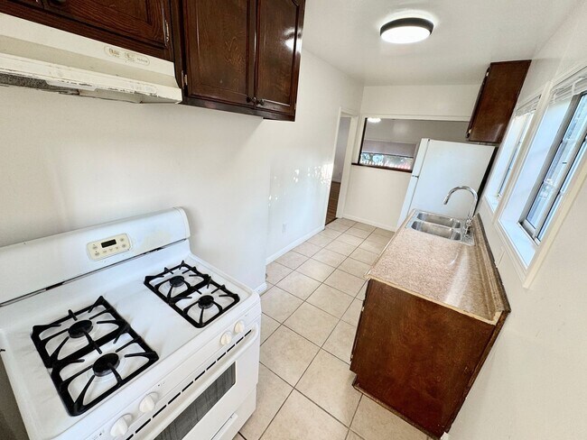 Building Photo - 5223 De Longpre Ave