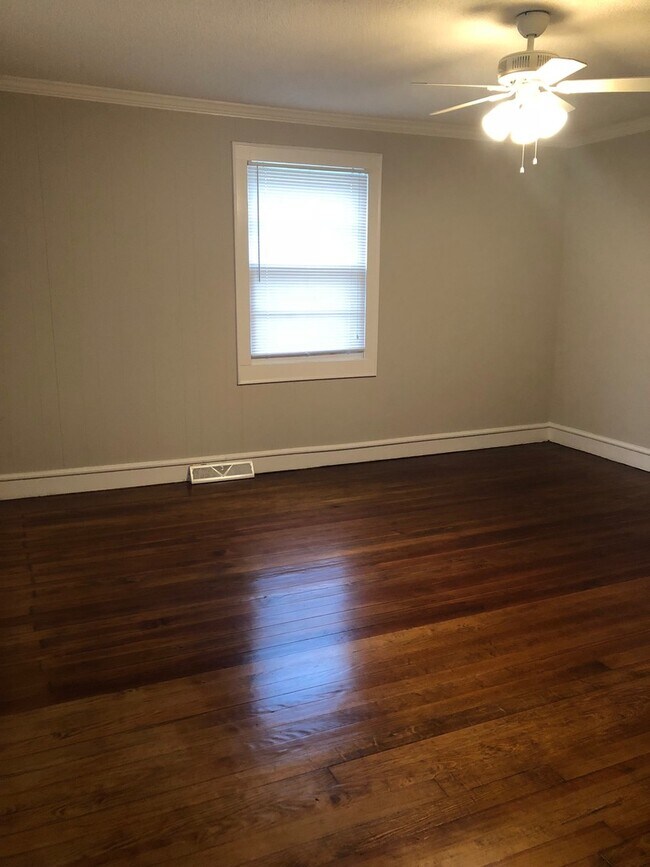 Building Photo - 3 bed 1 bath near West Village in Downtown Greenville