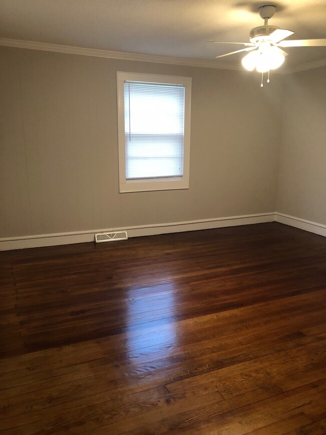 Building Photo - 3 bed 1 bath near West Village in Downtown...