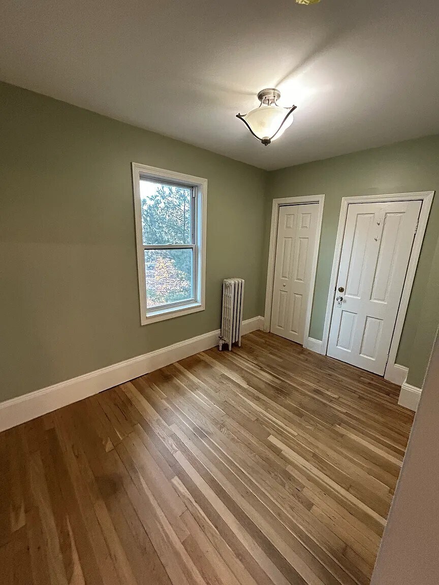 Building Photo - 13 Gladstone St