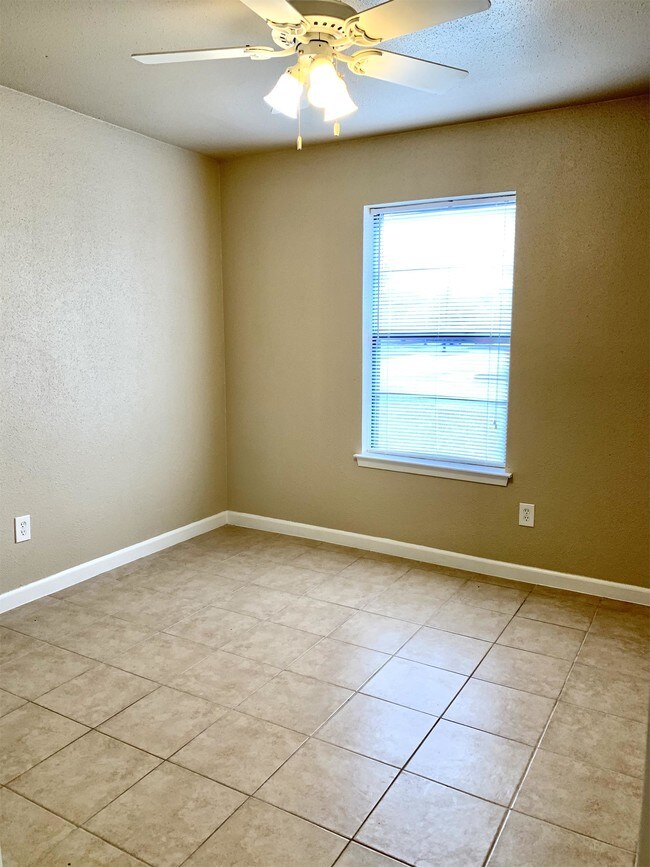 Building Photo - 1612 Mossglenn Cir