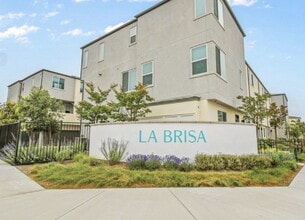 Building Photo - $3,950 - 4 Bed / 3.5 Bath Townhome in La Brisa Community of San Ysidro