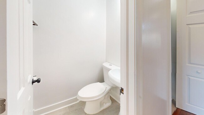 Building Photo - Four Bedroom 2,500 Square Foot House W/Back Patio, Multiple Kitchens/Laundry Facilities