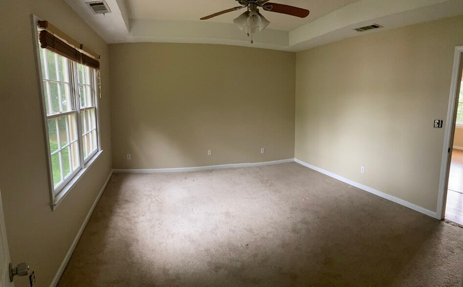 Master bed - 3070 Wellcrest Dr NW