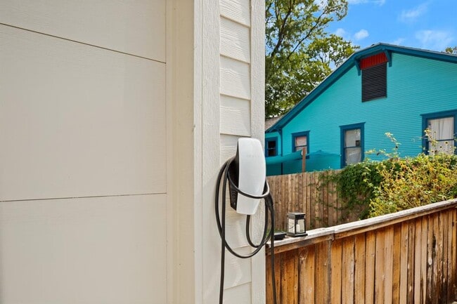 Building Photo - 4608 Santa Anna St