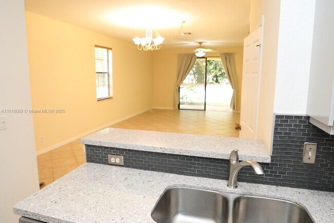 Building Photo - 3899 Tree Top Dr
