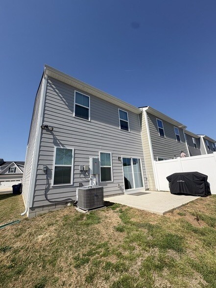 Building Photo - 733 Lipizanner Ln