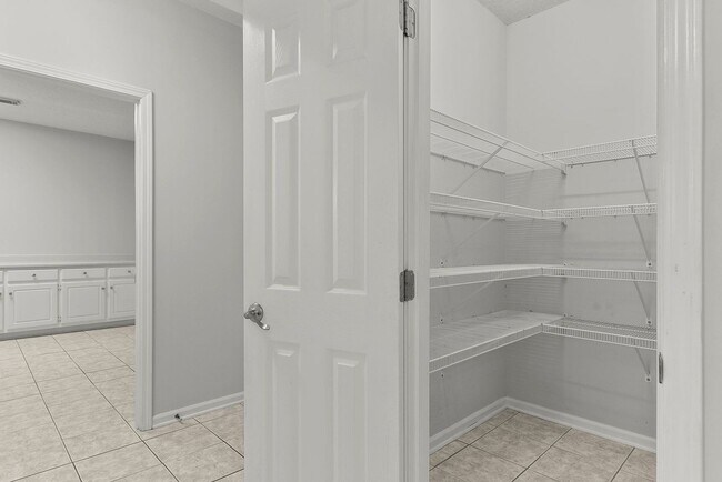 Building Photo - 10495 Royal Points Dr