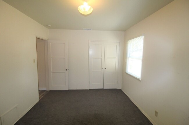 Building Photo - Quaint Home in Desirable Midtown Neighborhood!