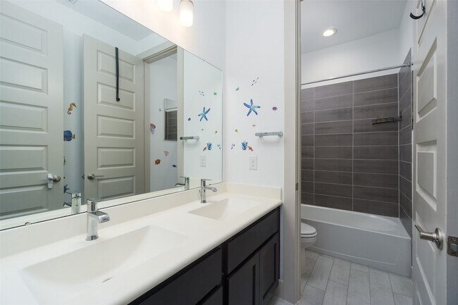 Building Photo - 2572 Ravenna Ct