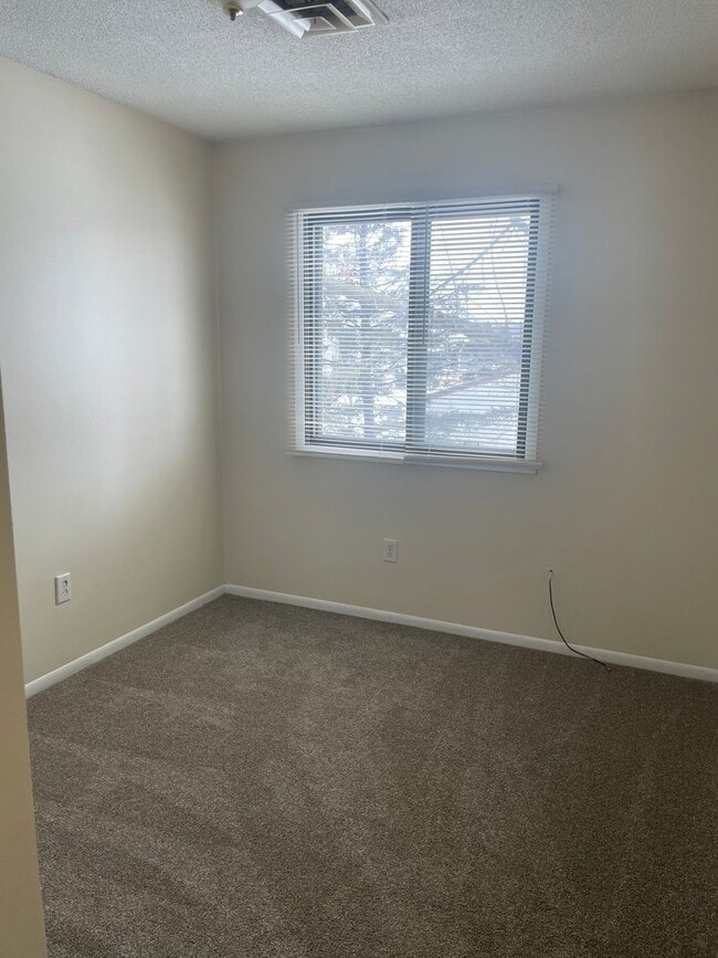 Building Photo - Three Bedroom, one-and-a-half-bathroom Townhome in NW Rochester MN