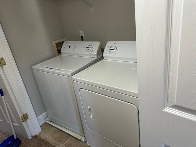 Building Photo - Nice 3 bedroom, 2.5 bath townhouse at Silv...