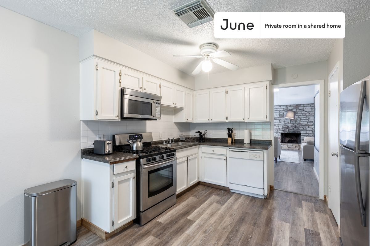 Building Photo - Room in Shared 3 bed/1.5 bath home