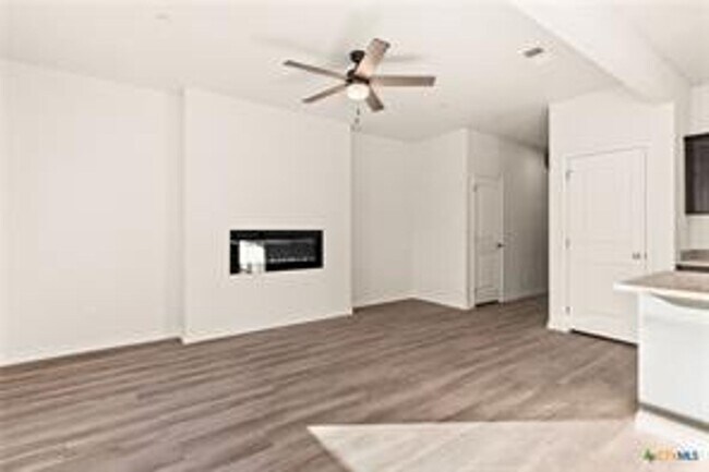 Building Photo - 1ST MONTH RENT FREE