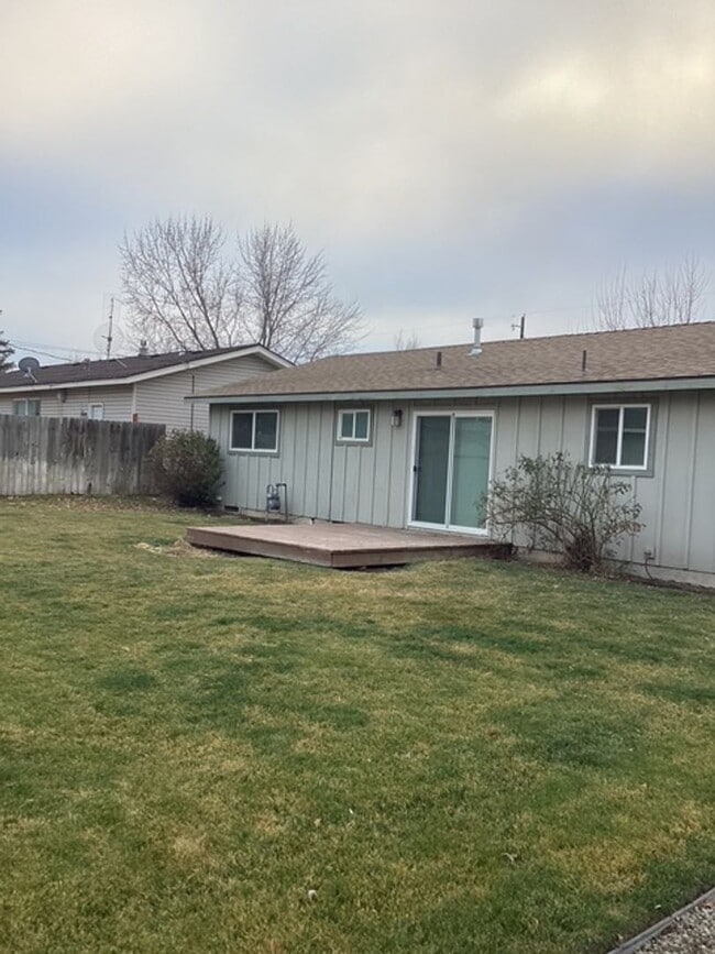 Building Photo - 1444 NW Canyon Dr