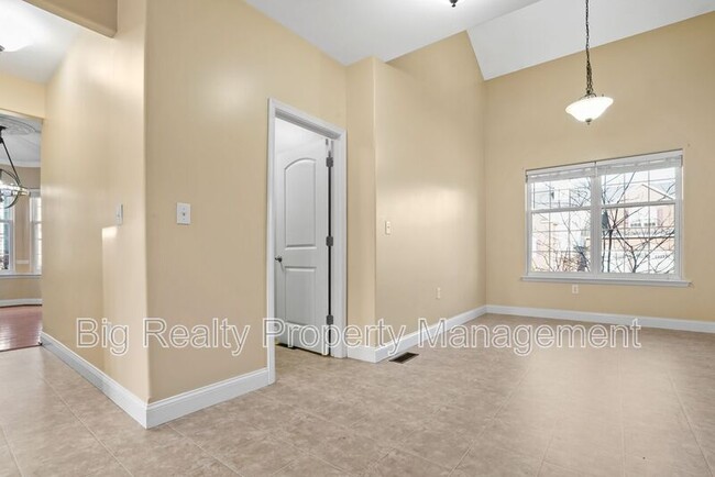 Building Photo - 2105 Eastport Way
