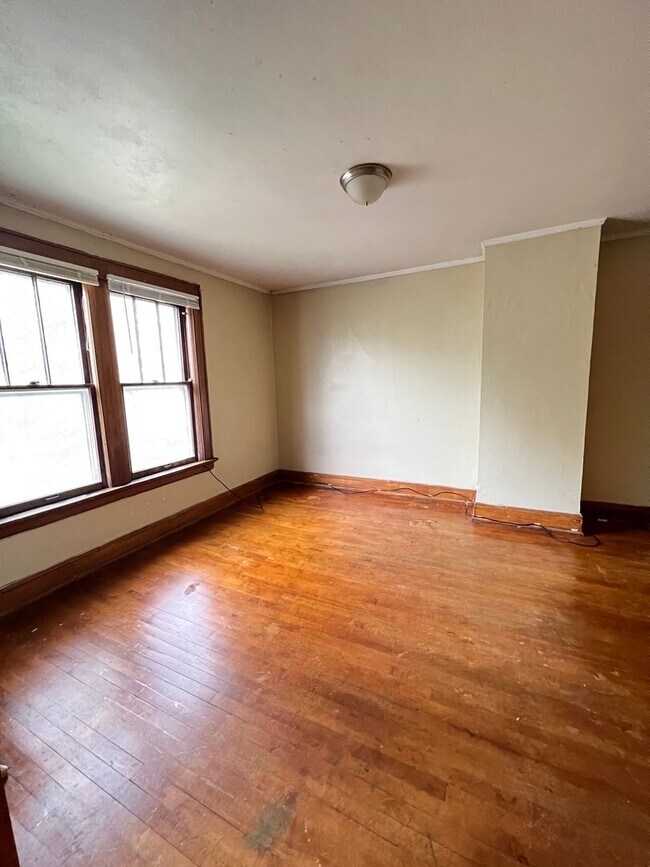 Building Photo - AVAILABLE JUNE -  4 Bed 1 Bath Townhome