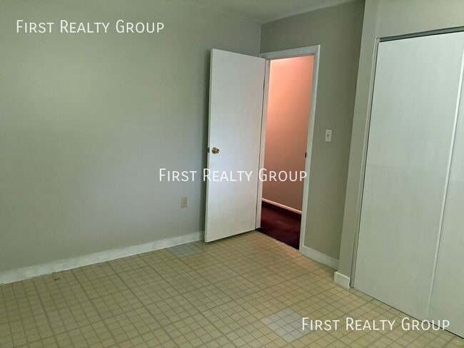 Building Photo - 2322 Koehler Ave