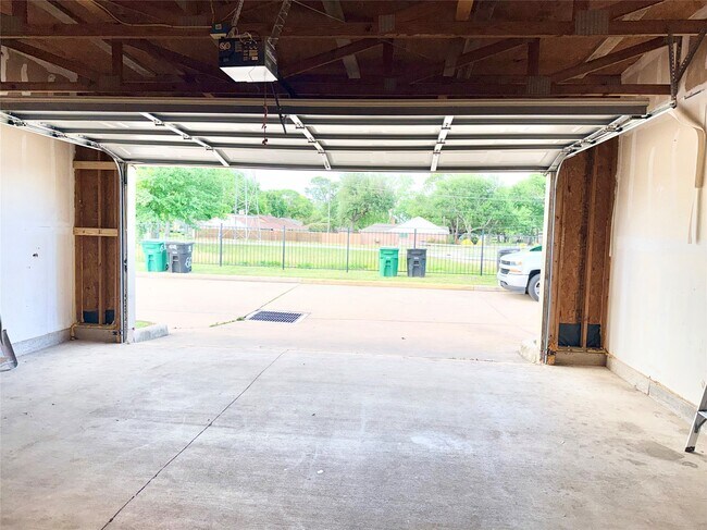 Building Photo - 10064 Emnora Ln