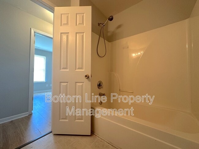 Building Photo - 424 Winding Canyon Dr