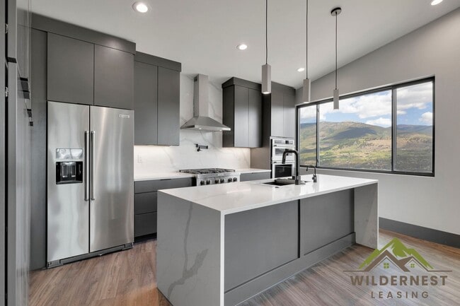 Building Photo - 348 Lake View Dr